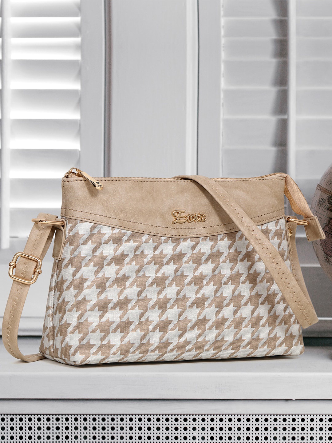 

Exotic Structured Shoulder Bag, Cream