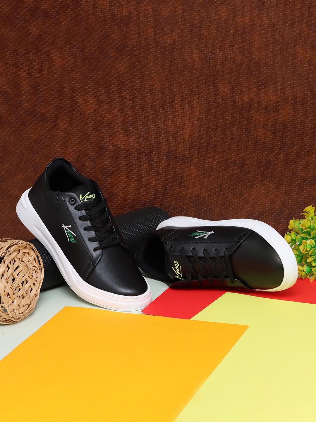 

knoos Men Padded Insole Contrast Sole Sneakers, Black