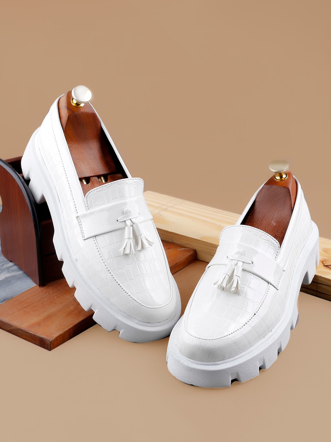 

Bxxy Men Textured Heeled Tassel Loafers, White