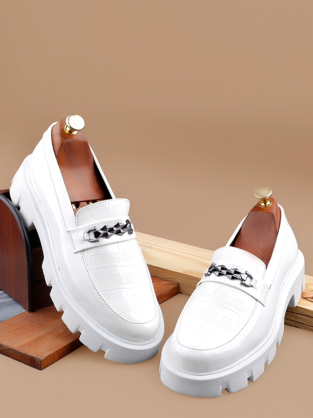 

Bxxy Men Textured Heeled Horsebit Loafers, White