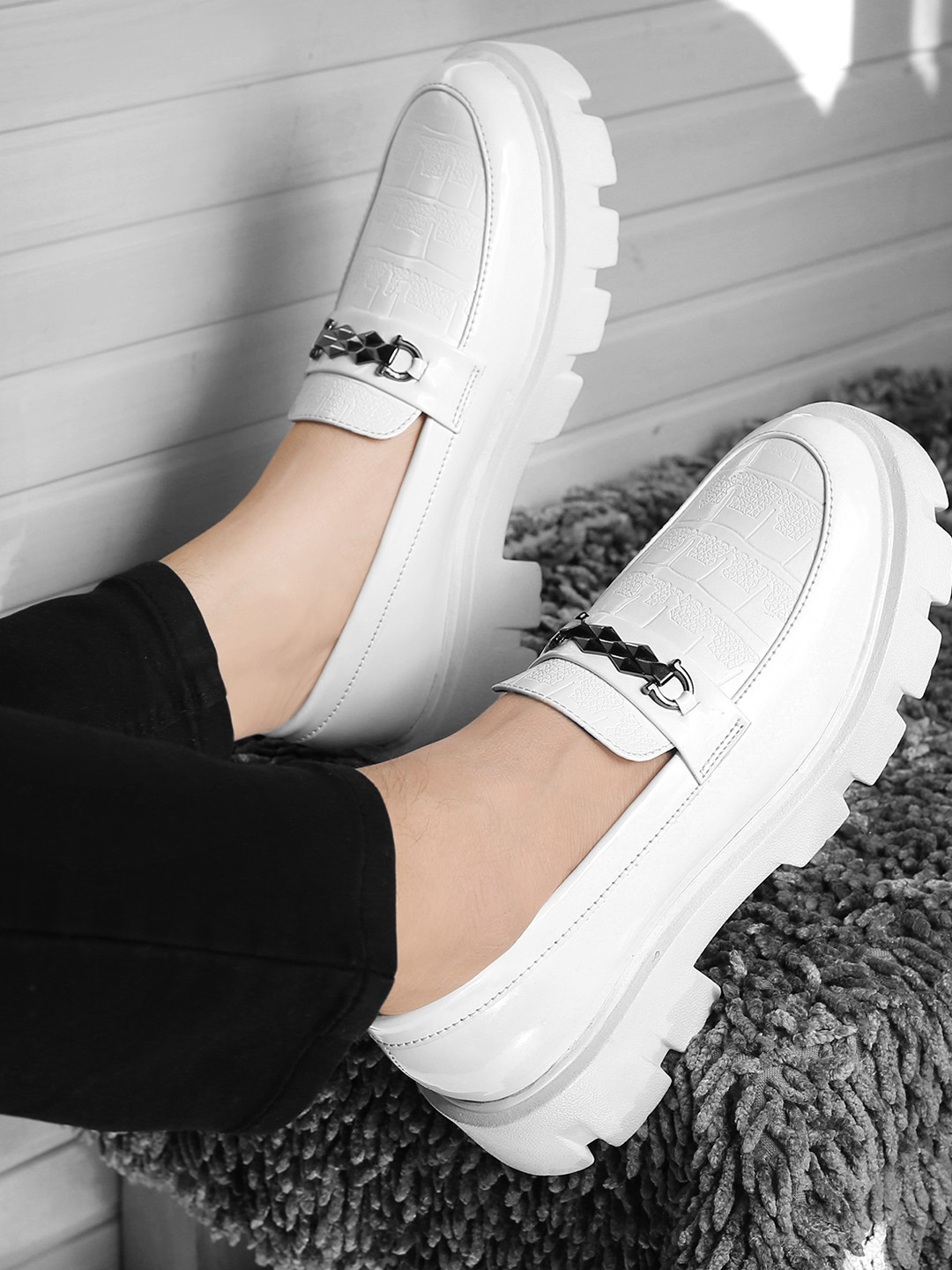 Bxxy Men Textured Heeled Horsebit Loafers