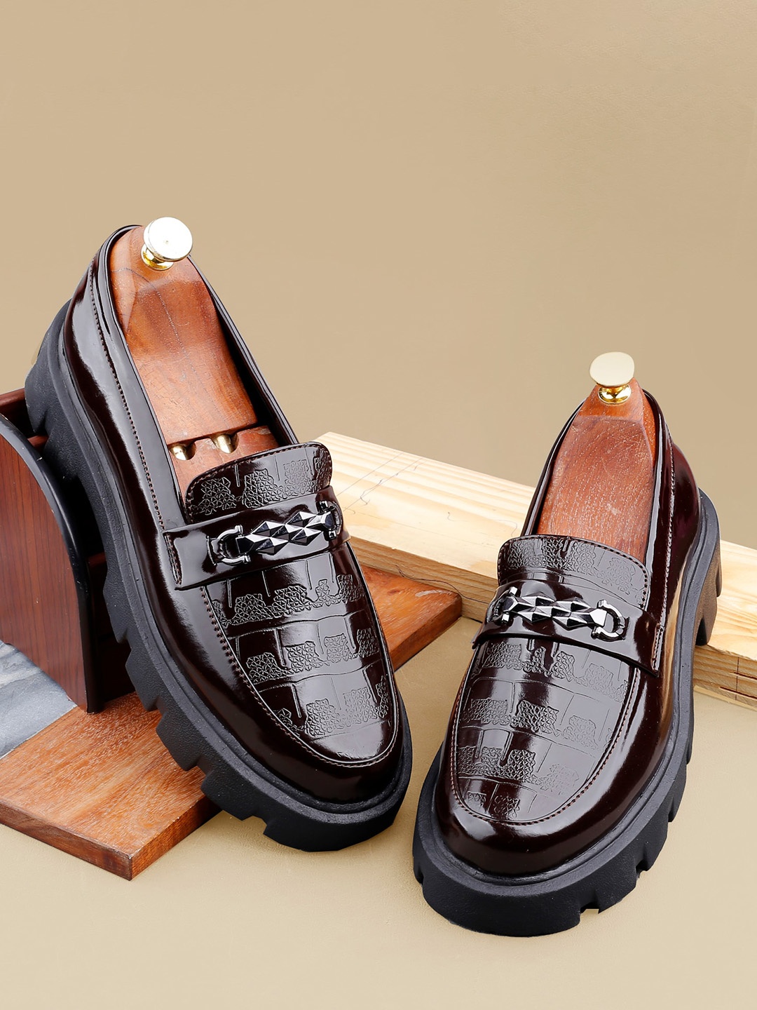 

Bxxy Men Textured Heeled Horsebit Loafers, Brown
