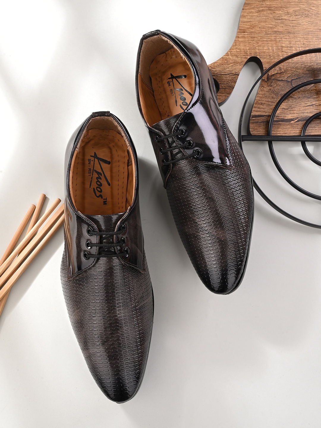 

knoos Men Textured Formal Derbys, Brown