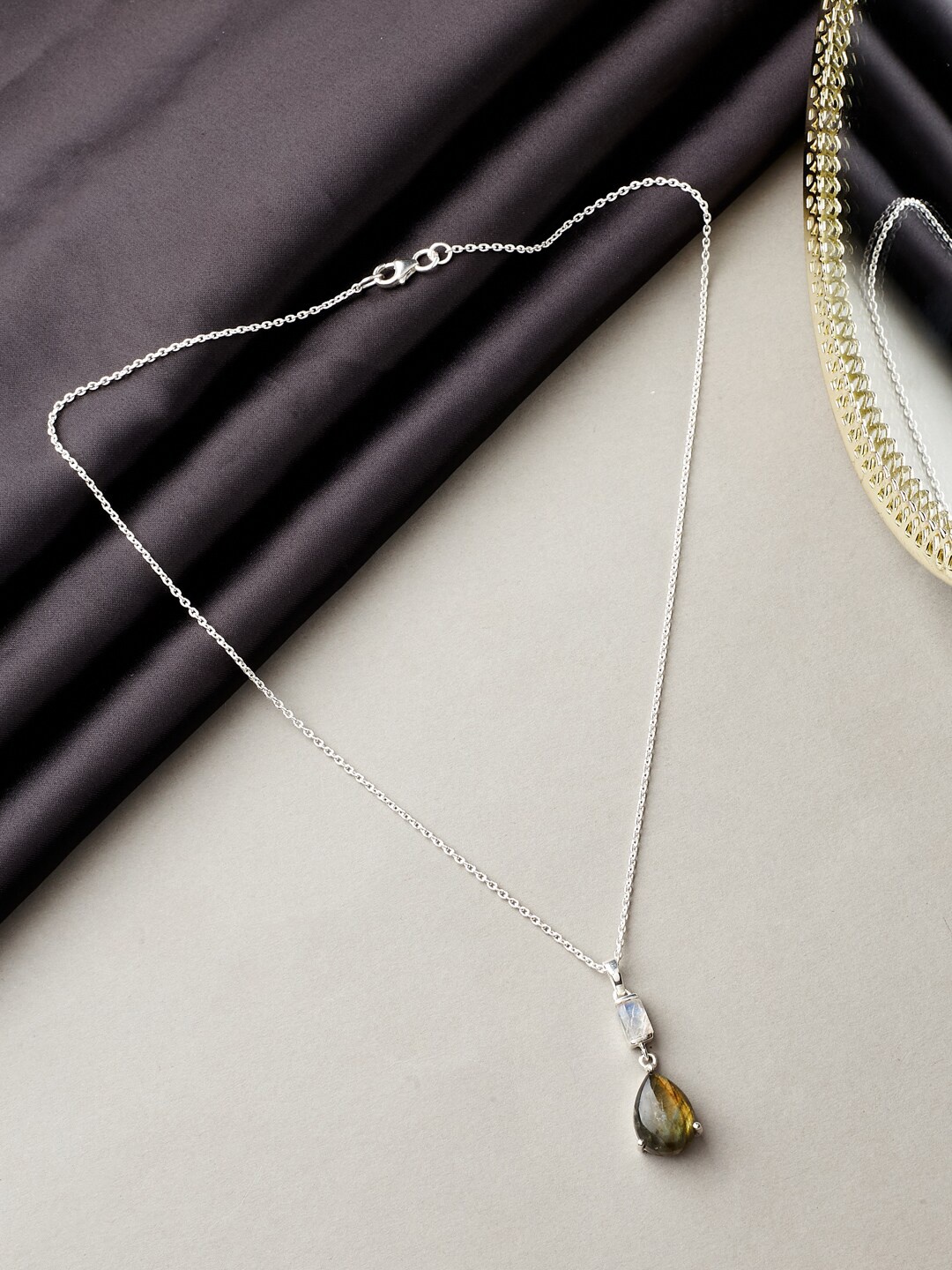 

Fabindia Silver Chain With Pendent
