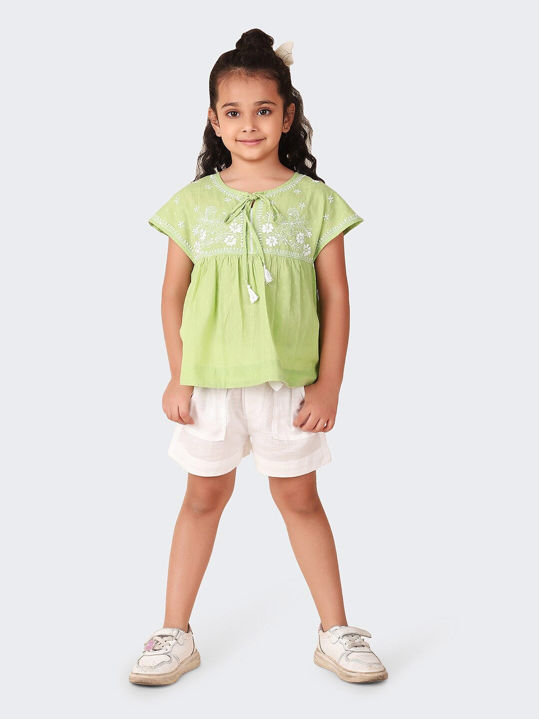 

Fabindia Girls Floral Embellished Top with Shorts, Green