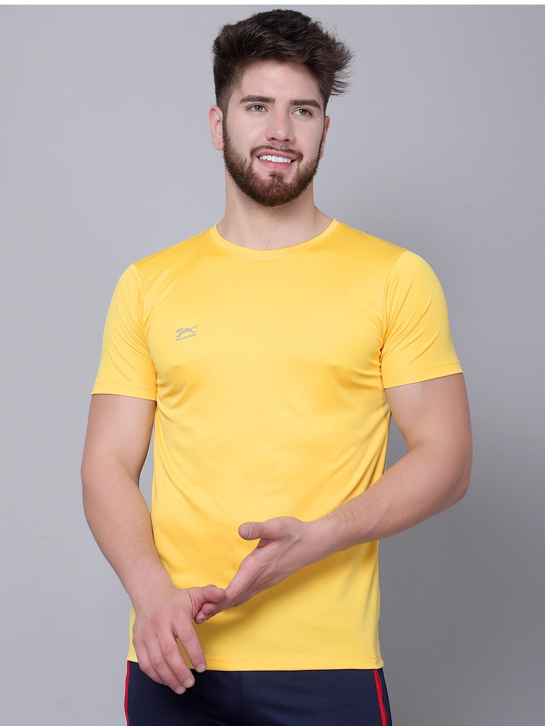 

Shiv Naresh Men Yellow V-Neck 3D Fit T-shirt