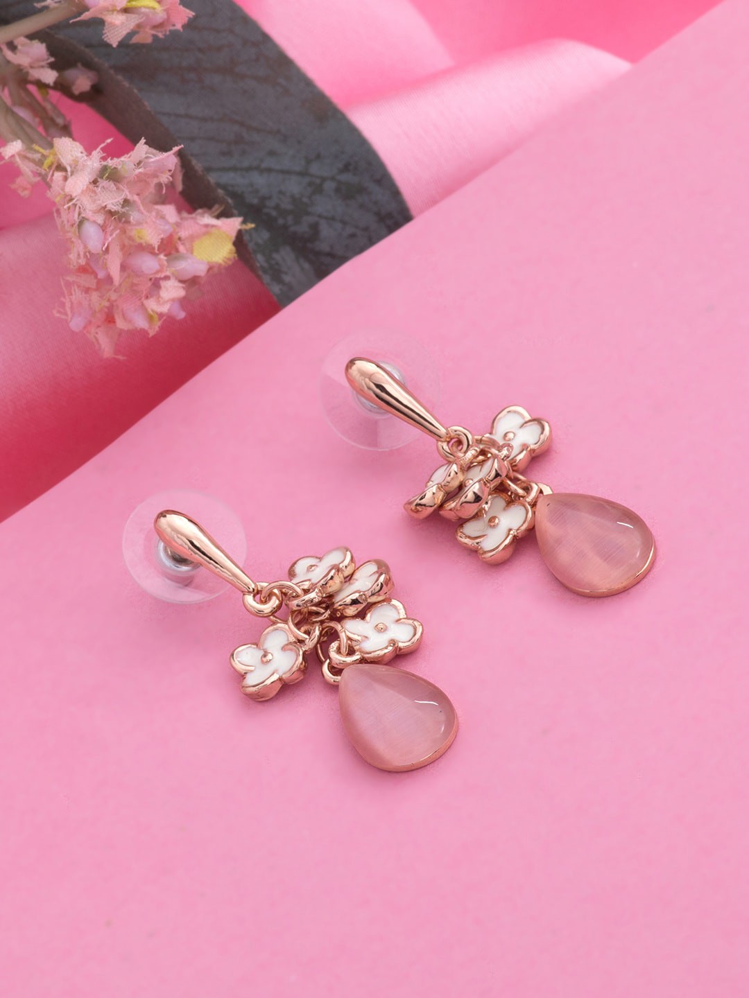 

Estele White Teardrop Shaped Studs Earrings