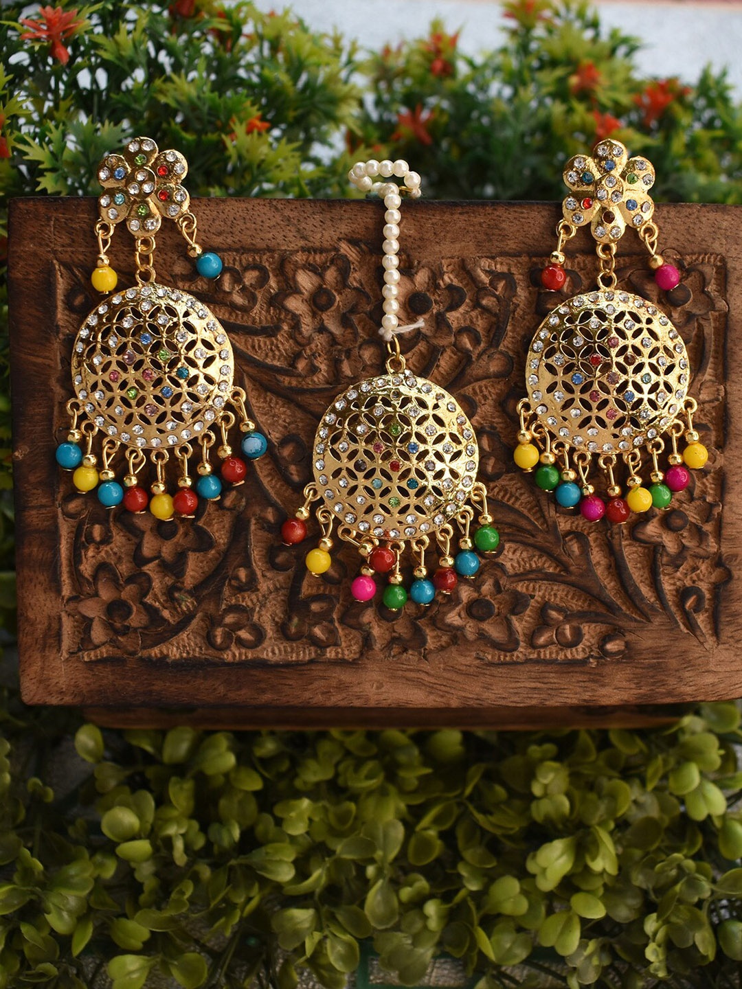 

STEORRA JEWELS Gold-Plated Kundan & Beads Studded Earrings And Maang Tikka Jewellery Set
