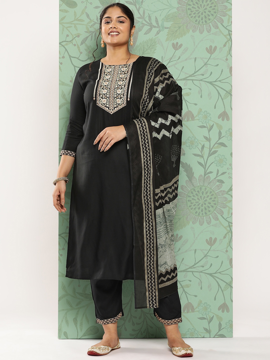 

Yufta Plus Size Floral Embroidered Regular Gotta Patti Kurta with Trousers & With Dupatta, Black