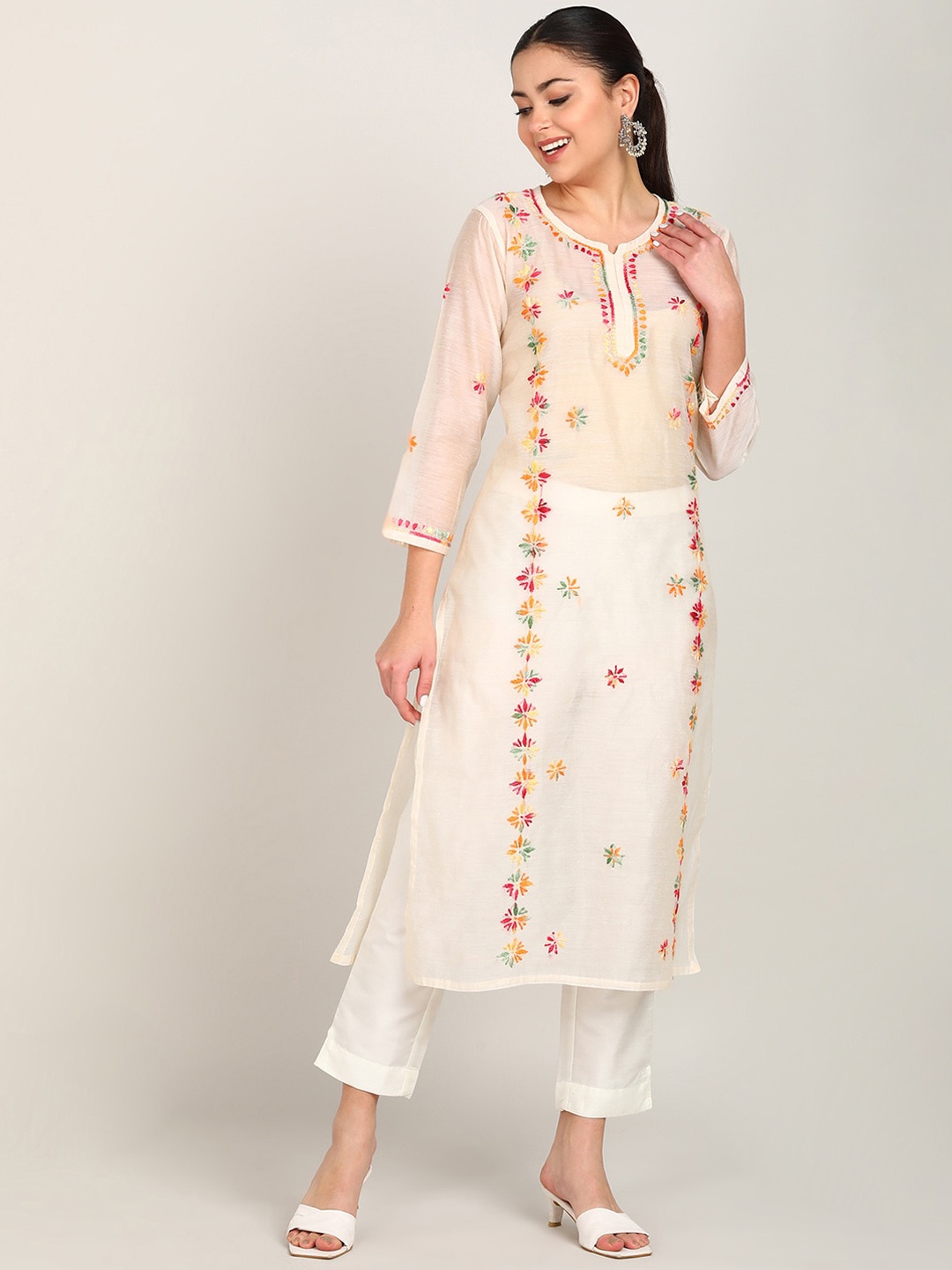

VAHSON Embroidered Chanderi Lucknowi Chikankari Straight Kurta, Beige