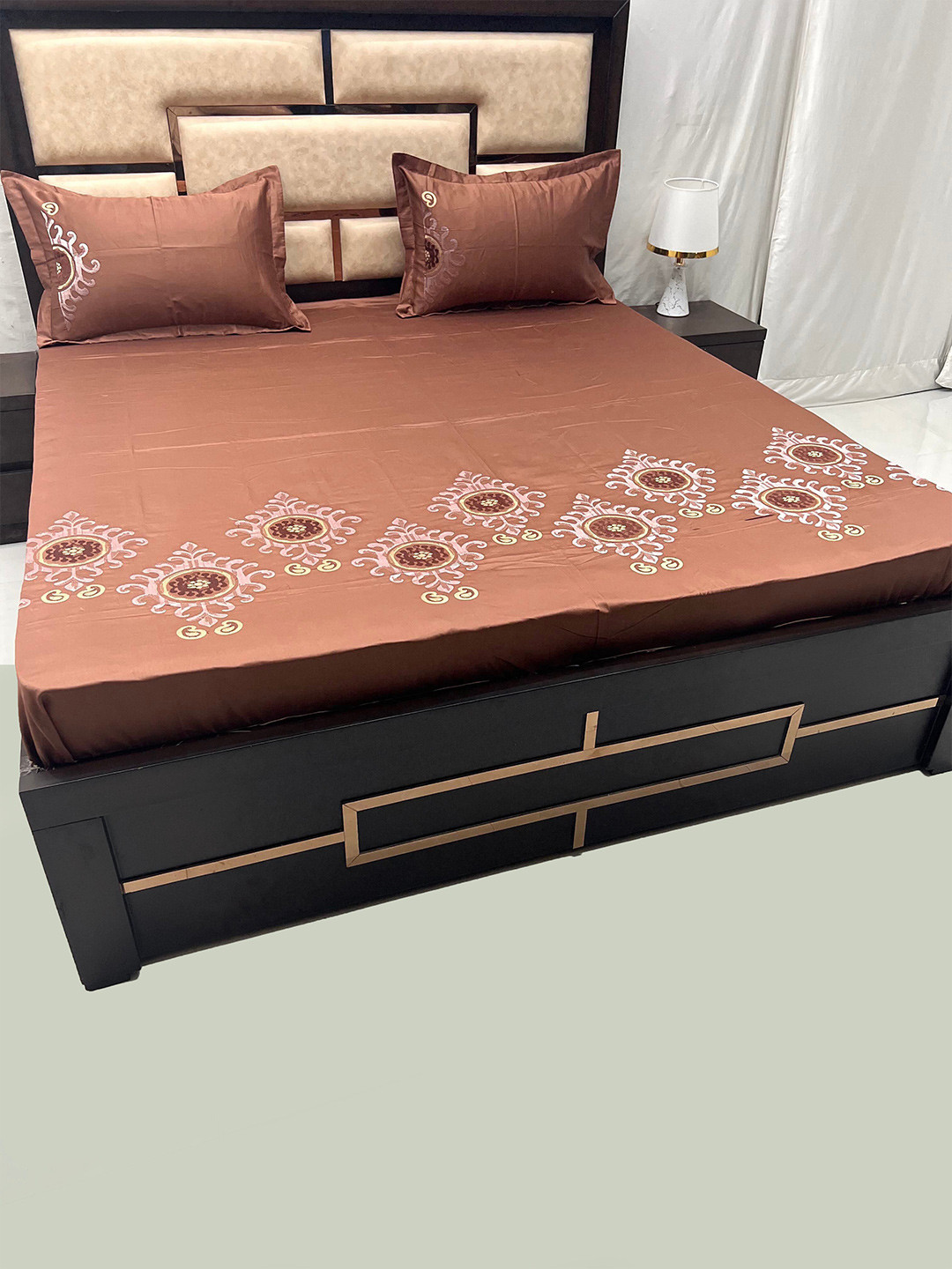 

Pure Decor Brown & Gold-Toned Ethnic Motifs Pure Cotton King Bedsheet & 2 Pillow Covers