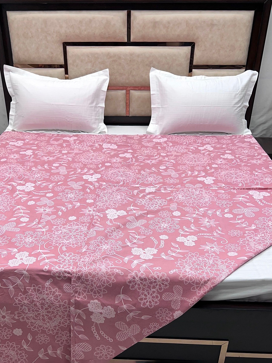 

Pure Decor Pink & White Printed King Size Duvet Cover With Zipper Lace