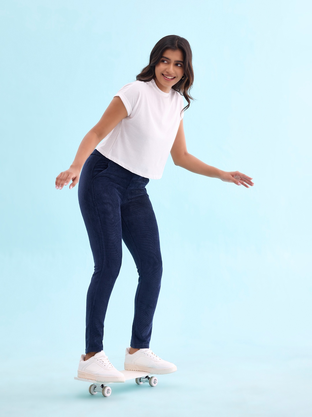 

Go Colors Women Plus Size Woven Slim Fit Mid-Rise Jeggings, Navy blue