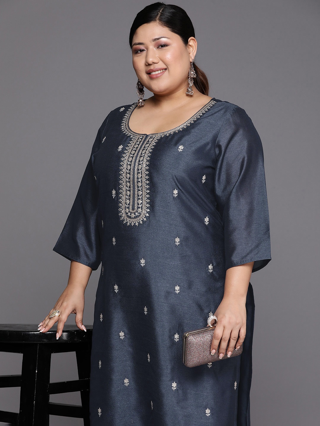 

EXTRA LOVE BY LIBAS Women Grey Floral Embroidered Kurta
