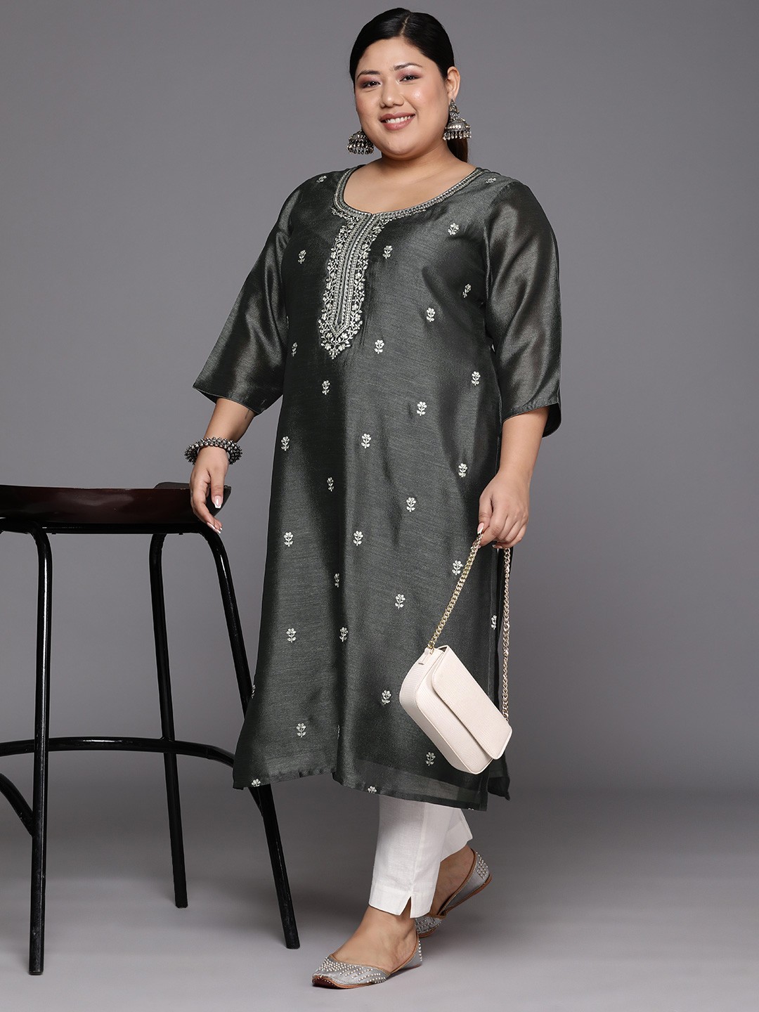 

EXTRA LOVE BY LIBAS Women Grey Floral Embroidered Kurta
