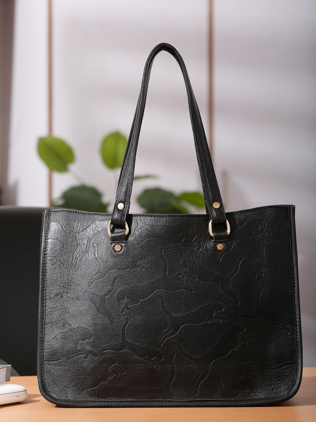

Suvaska Black Women Textured Leather Handheld Bag