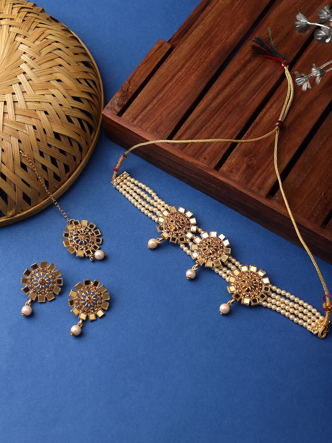 

STEORRA JEWELS Gold-Plated Stone-Studded & Beaded Necklace Set With Maang Tikka