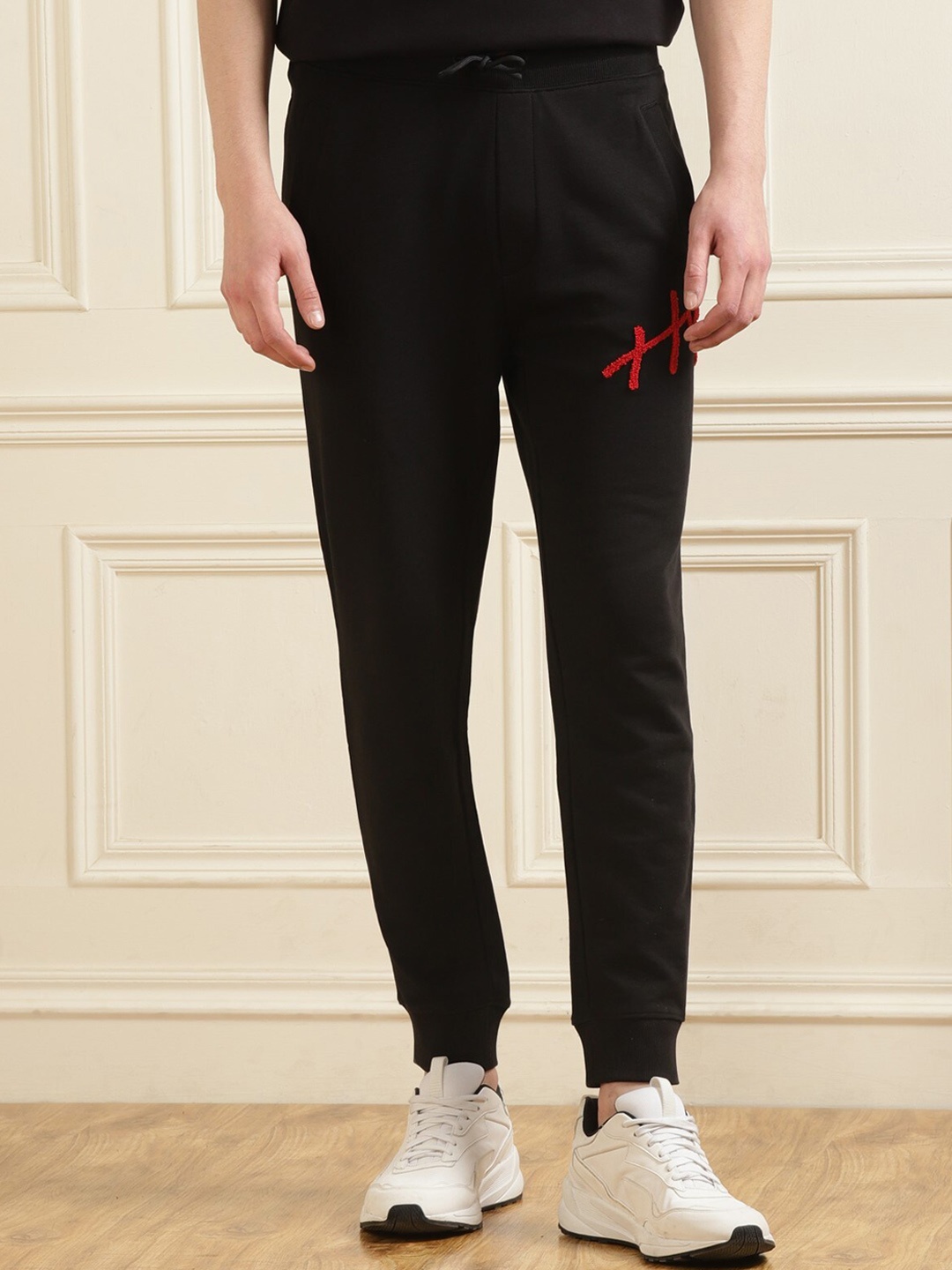 

HUGO Men Mid Rise Plain Knitted Pure Cotton Joggers, Black