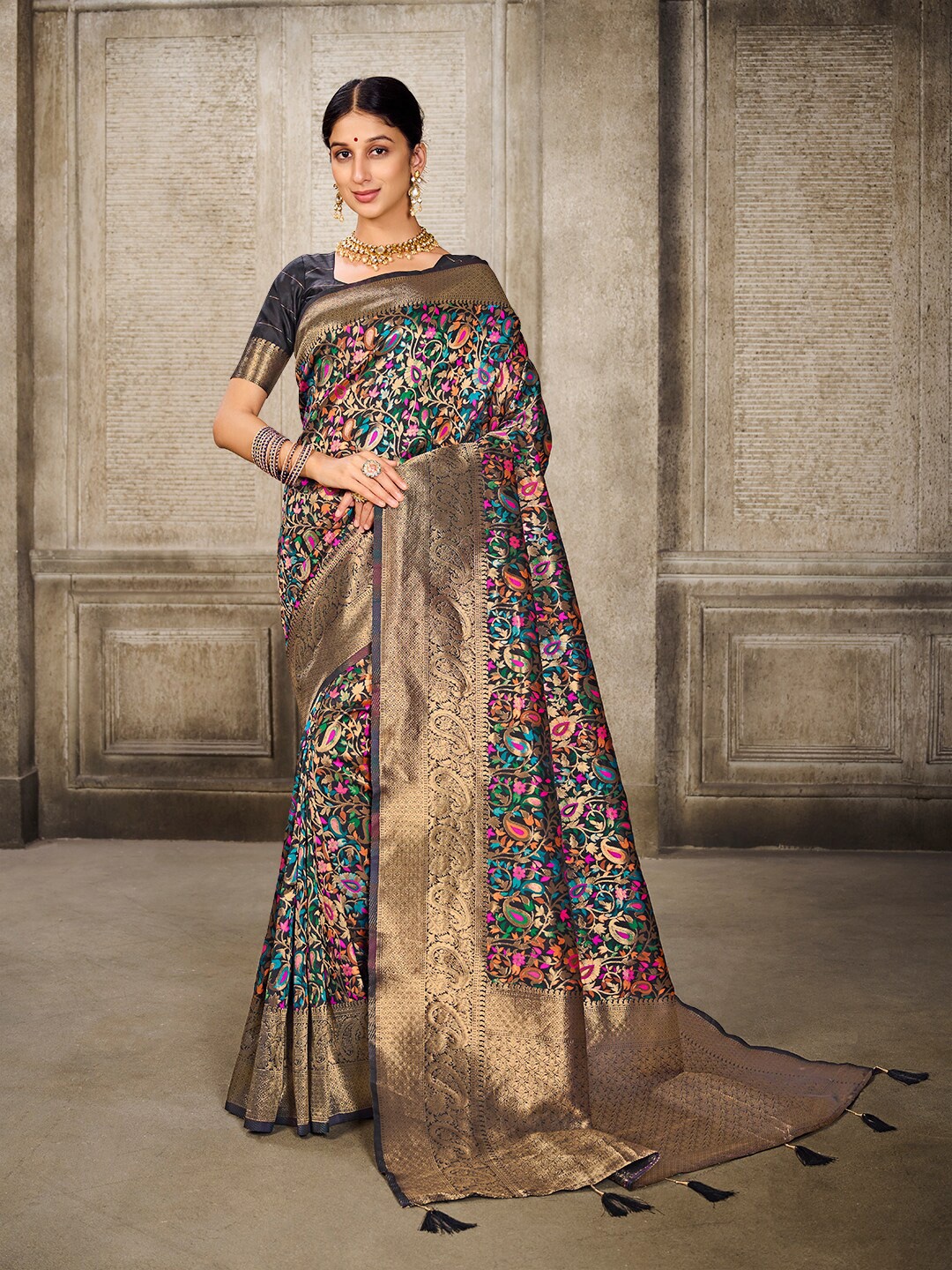 

GAJARAI Floral Woven Design Zari Art Silk Banarasi Saree, Black