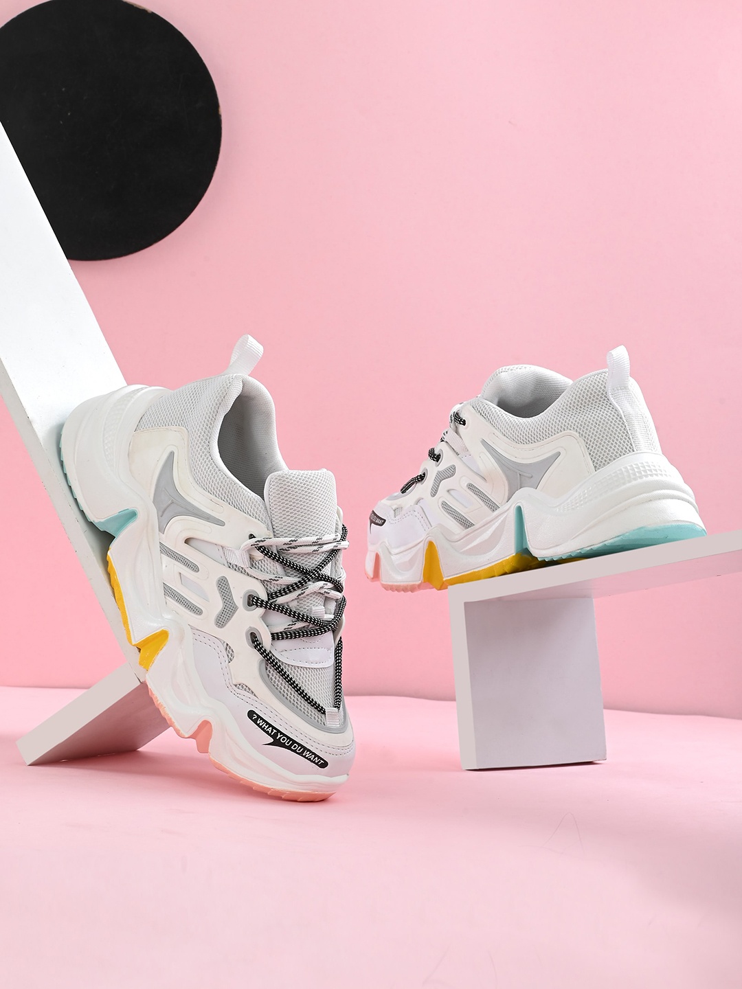 

knoos Men Colourblocked Sneakers, White