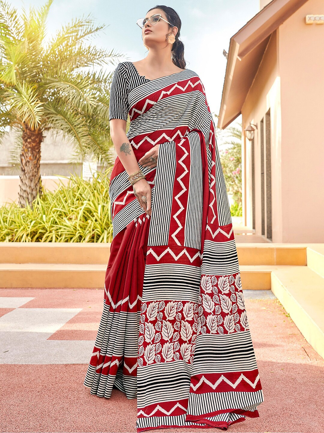 

Saree mall Geometric Printed Silk Blend Taant Sarees, Red