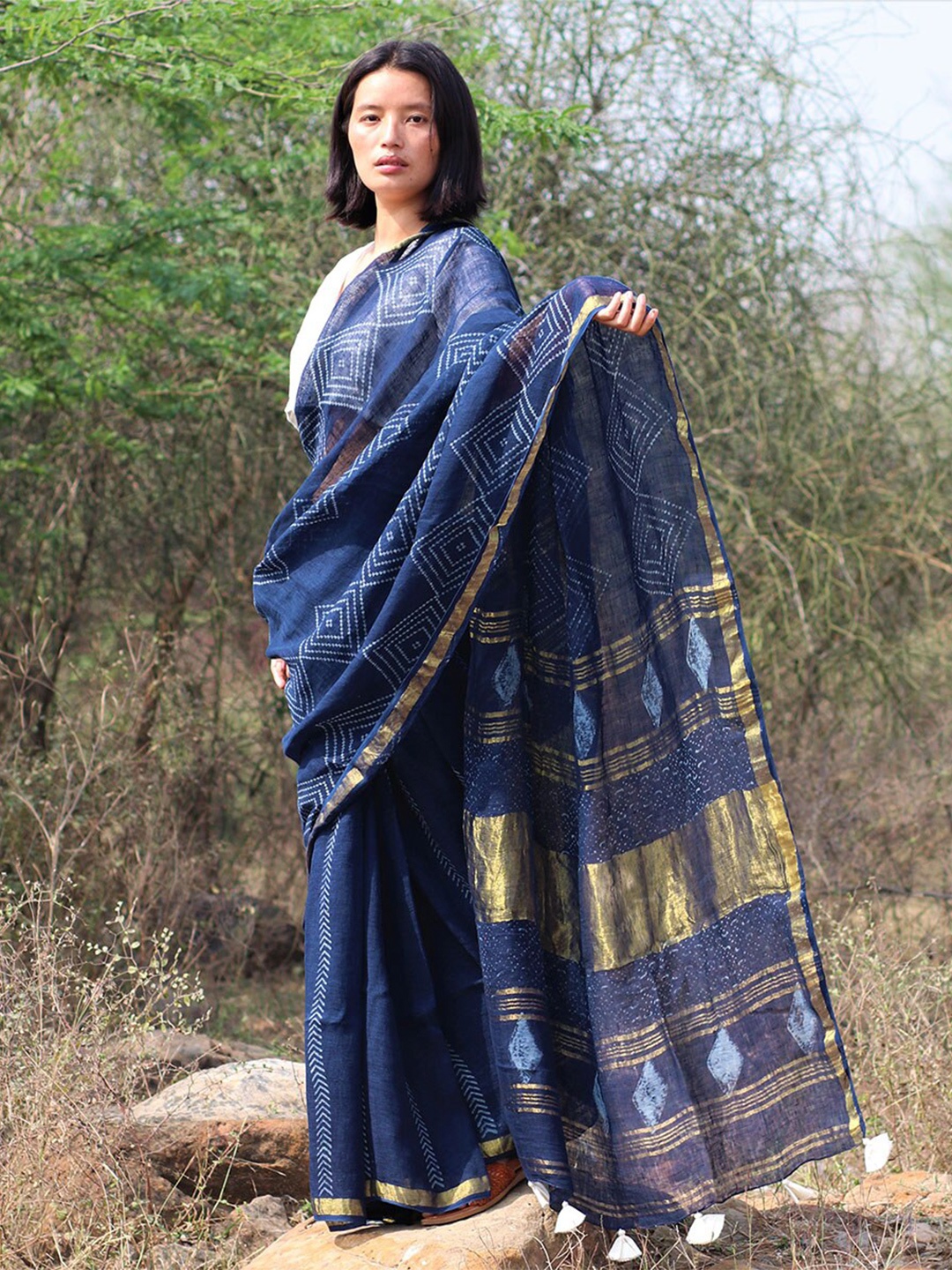 

Chidiyaa Bandhani Pure Linen Zari Saree With Tassel, Blue