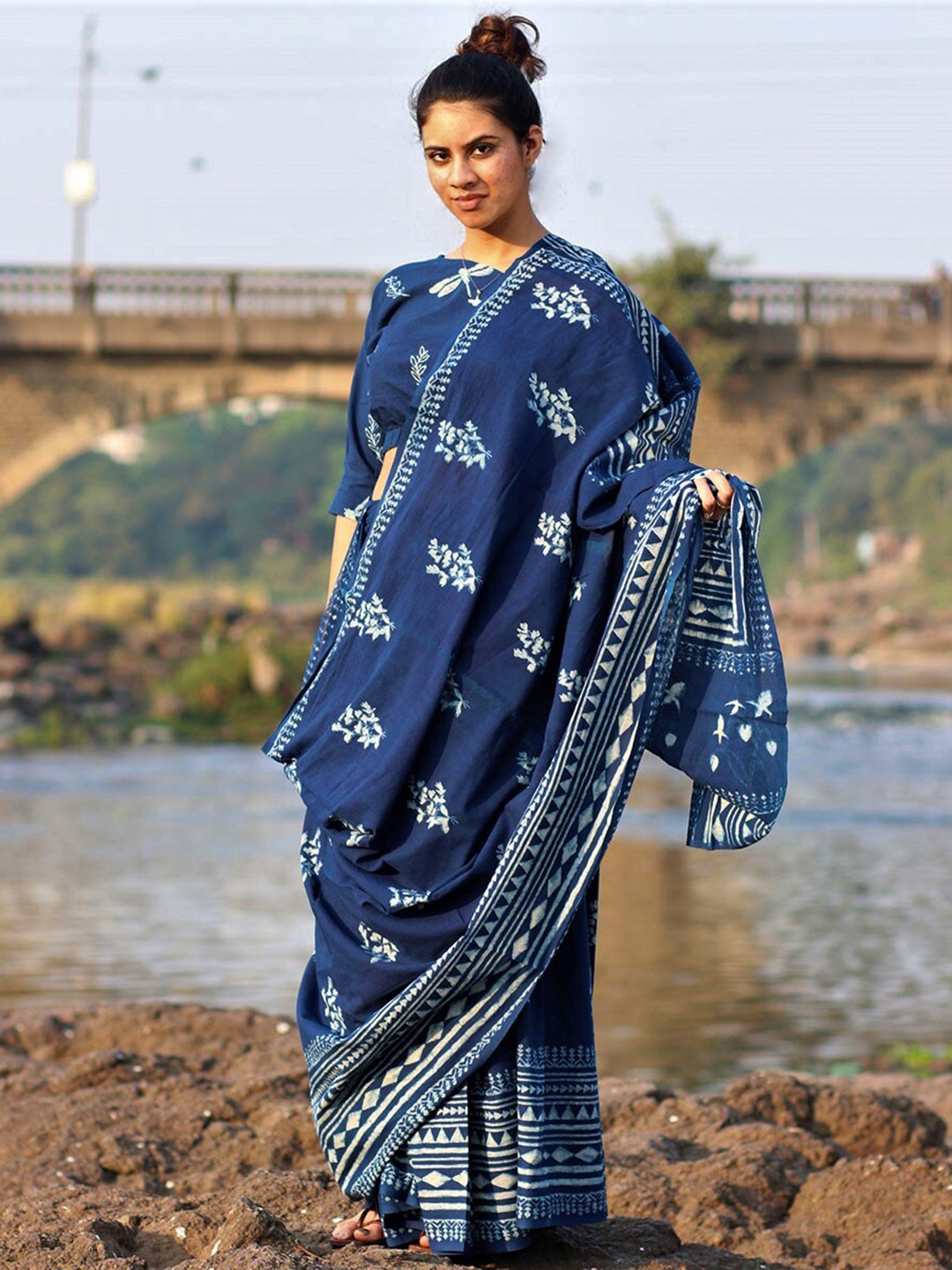 

Chidiyaa Floral Motifs Pure Cotton Saree, Blue