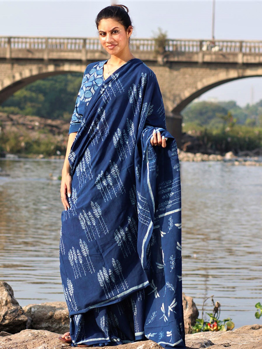 

Chidiyaa Floral Pure Cotton Saree, Blue
