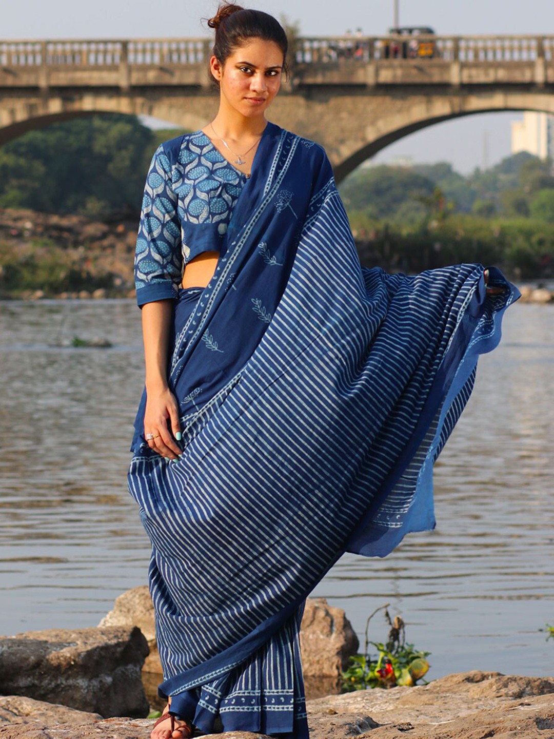 

Chidiyaa Striped Pure Cotton Saree, Blue