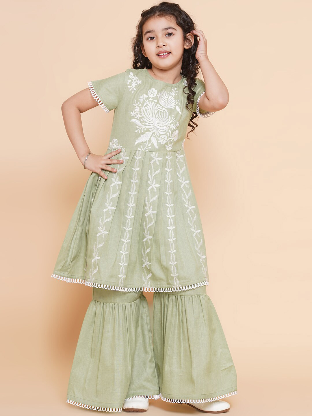 

Bitiya by Bhama Girls Floral Embroidered Regular Pure Cotton Kurta With Sharara, Green