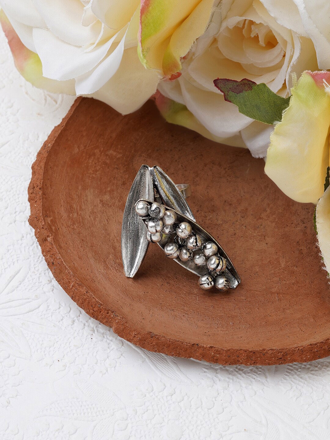 

TEEJH Silver-Plated Oxidised Finger Ring