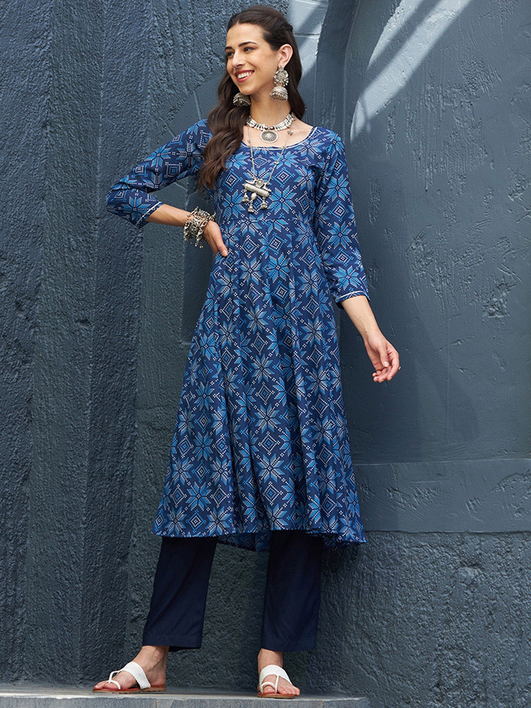 

Shae by SASSAFRAS Ethnic Motifs Printed Regular Kurta with Trousers, Navy blue