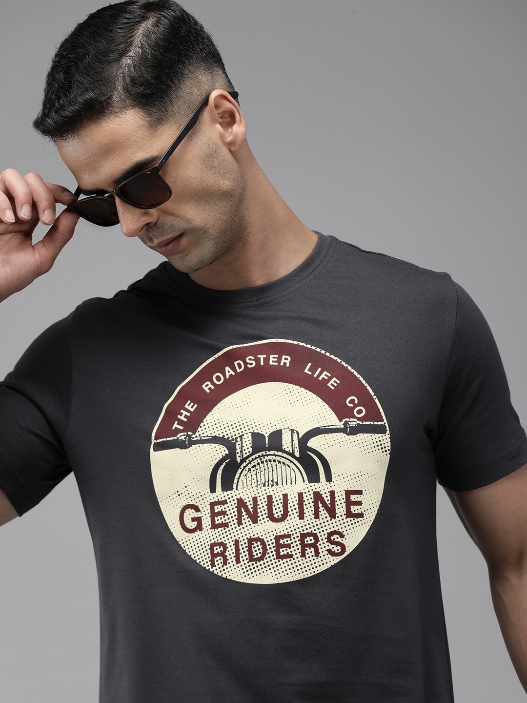 

Roadster Men Graphic Printed T-shirt, Grey