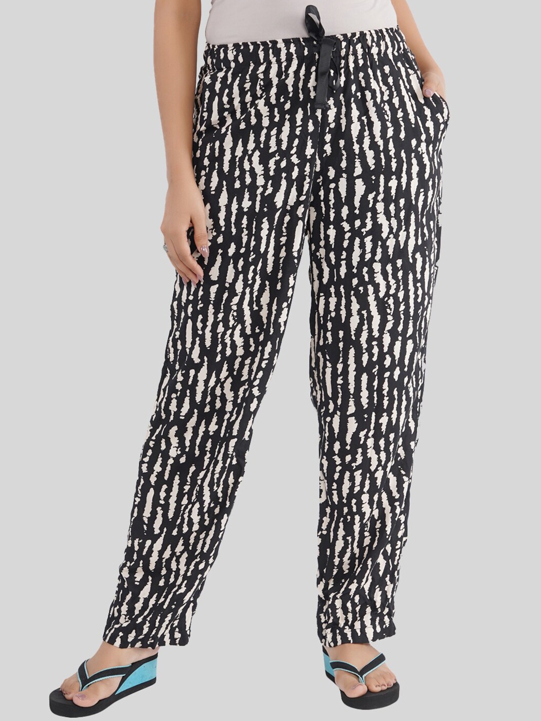 

Style Shoes Women Printed Mid-Rise Lounge Pants, Black