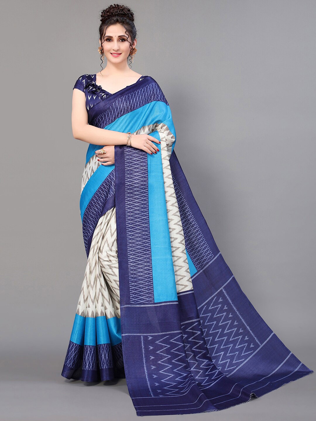 

GORGONE Geometric Printed Saree, White