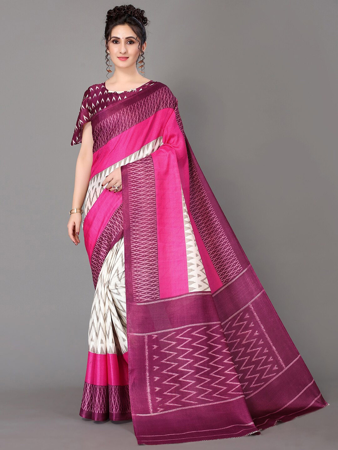 

GORGONE Geometric Printed Saree, White