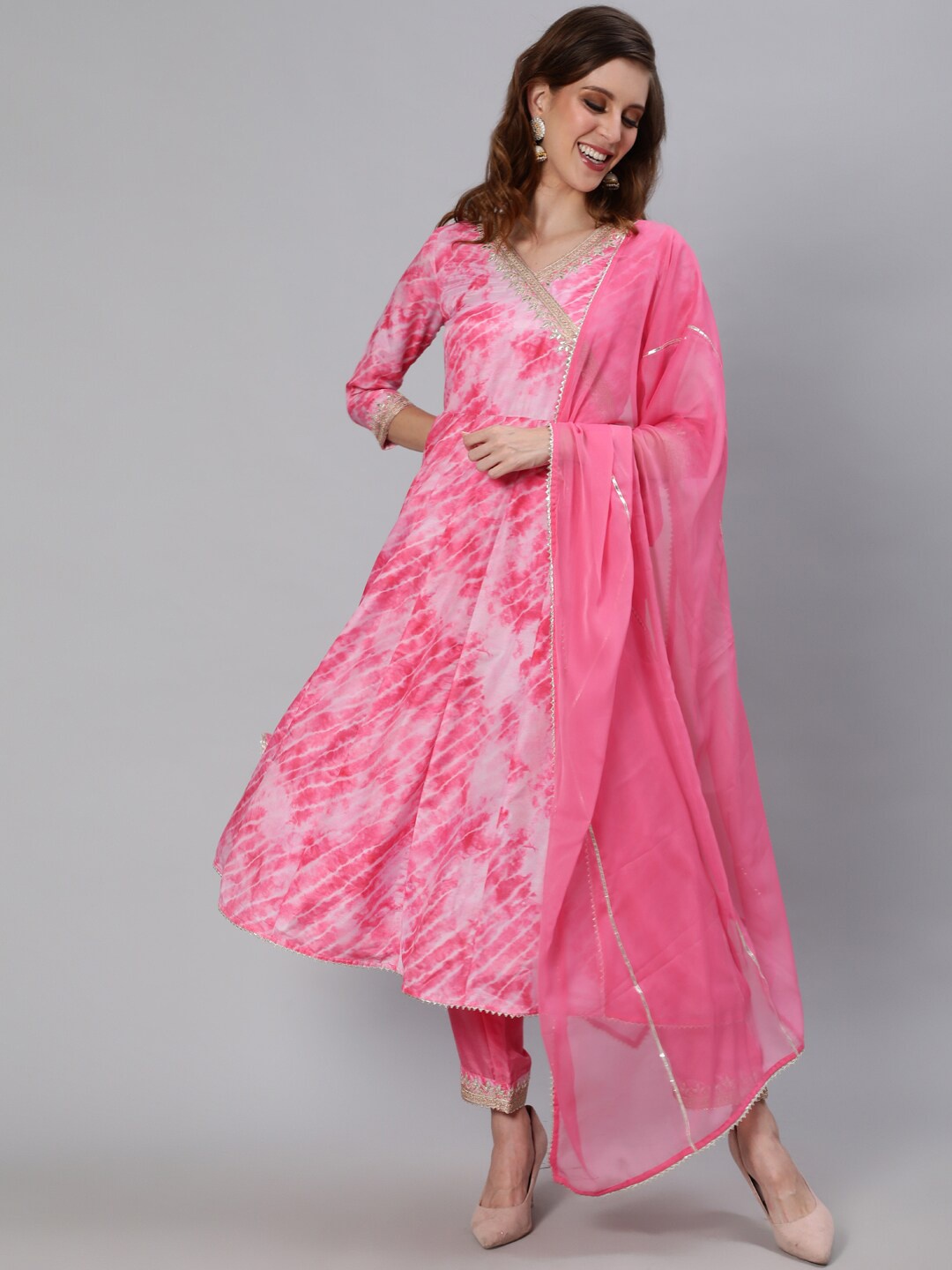 

Ishin Leheriya Printed V Neck Anarkali Pure Silk Kurta With Trousers & Dupatta, Pink