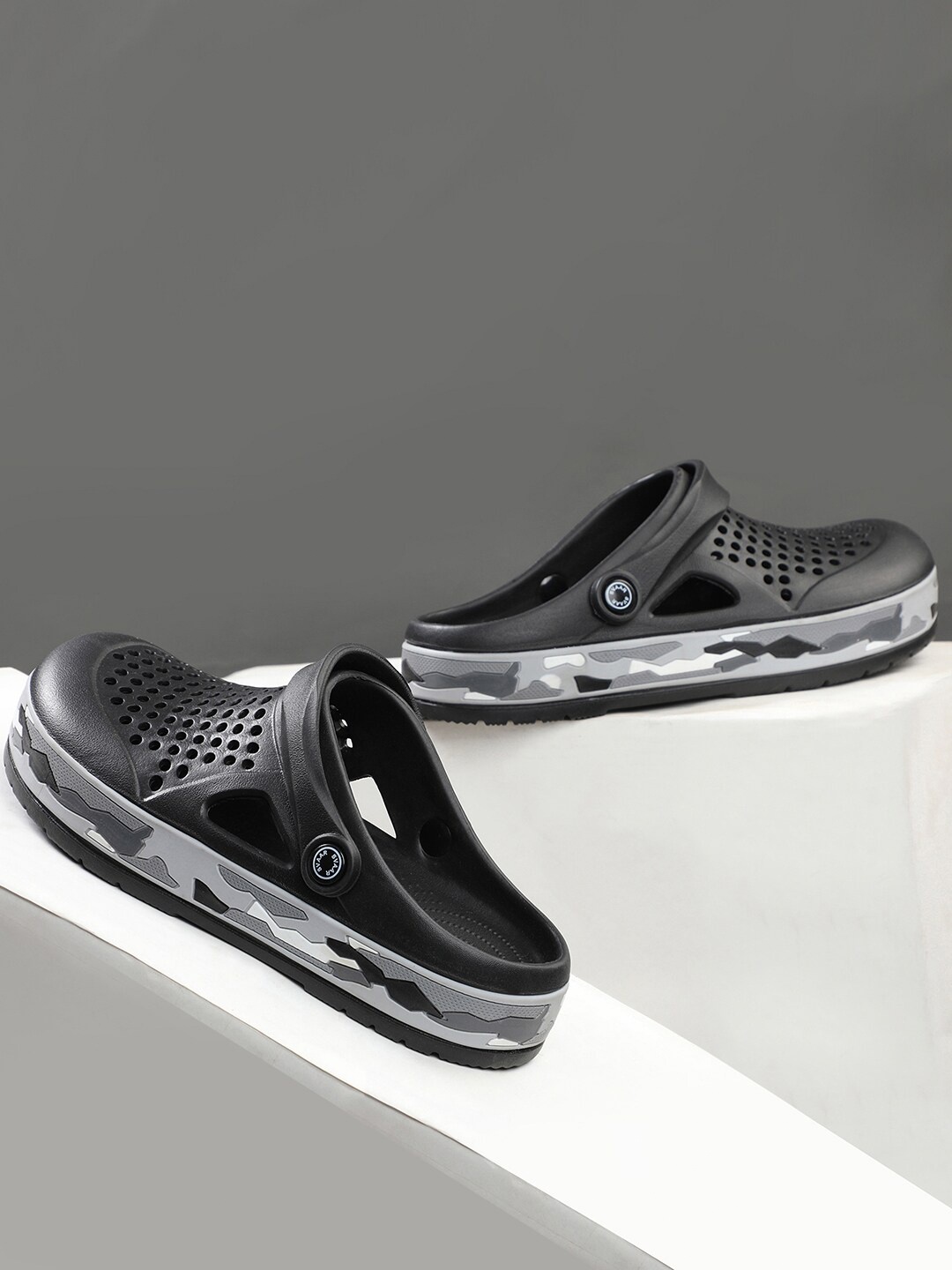 

Svaar Men Rubber Clogs, Black