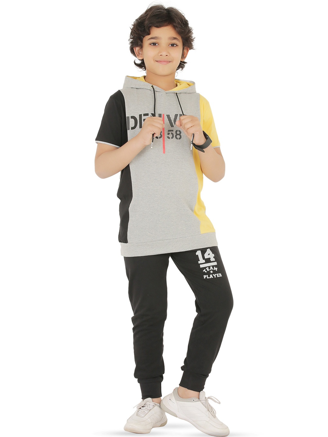 

SmartRAHO Boys Printed Pure Cotton T-shirt with Joggers, Grey