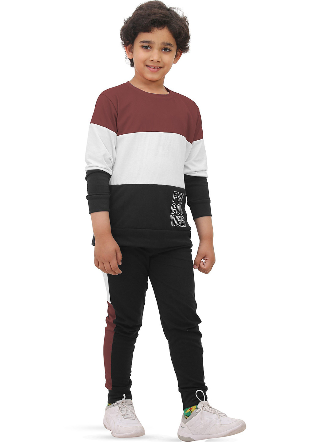 

SmartRAHO Boys Colourblocked T-shirt with Trousers, Maroon