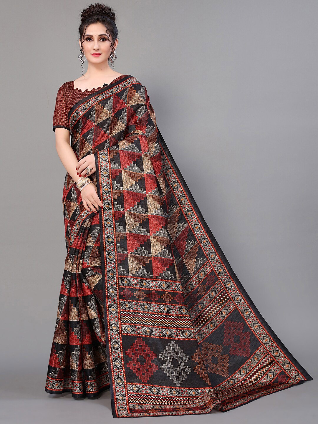 

GORGONE Geometric Printed Silk Blend Saree, Black