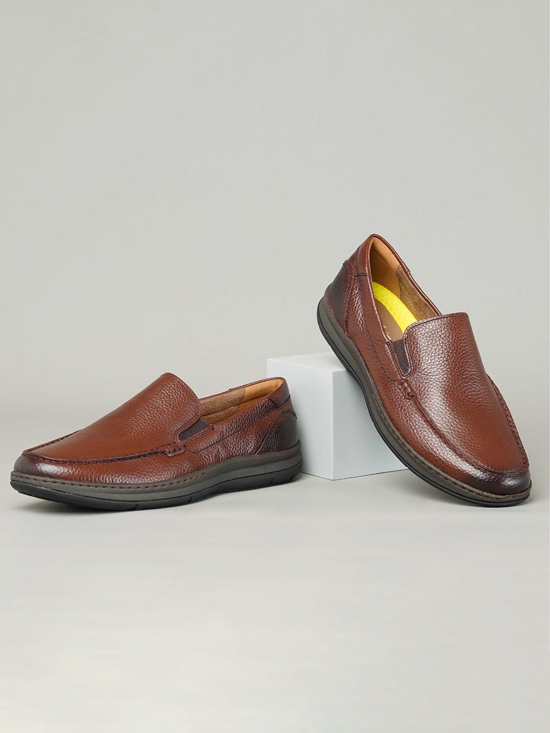 

Florsheim Men Textured Leather Slip-On Sneakers, Brown