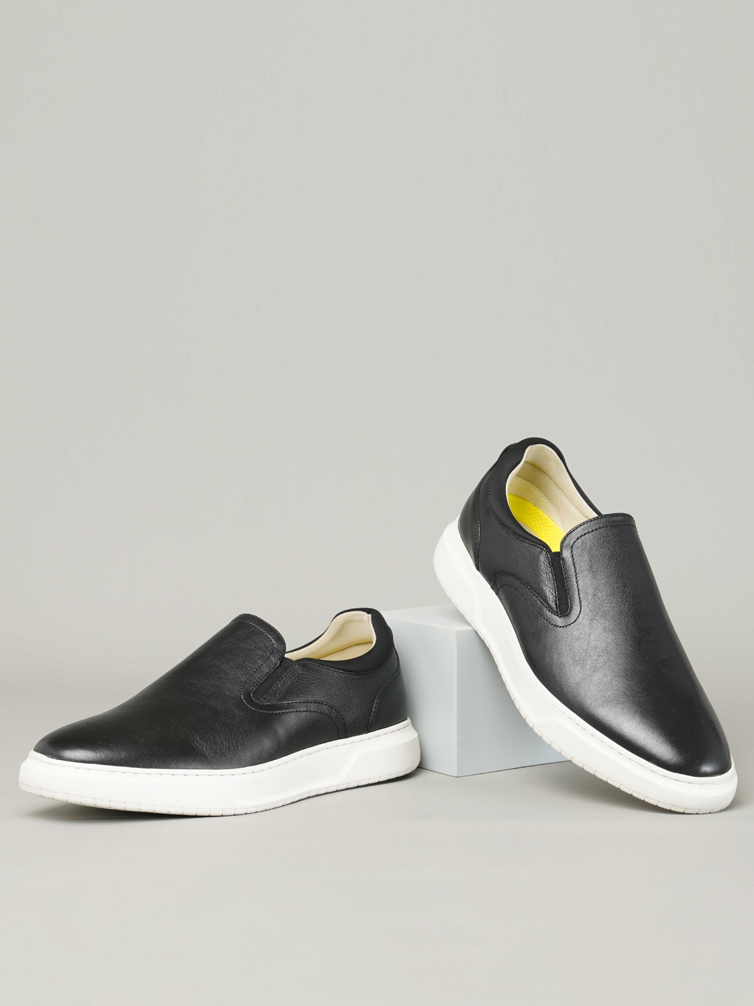 

Florsheim Men Textured Leather Slip-On Sneakers, Black