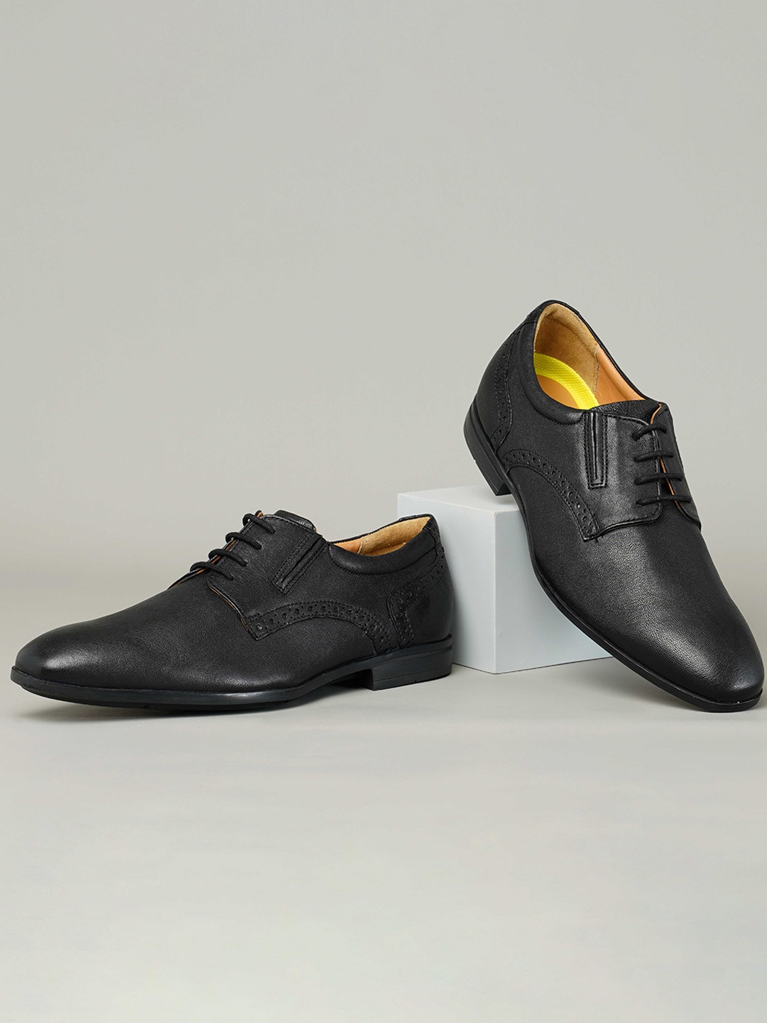 

Florsheim Men Textured Leather Derbys, Black