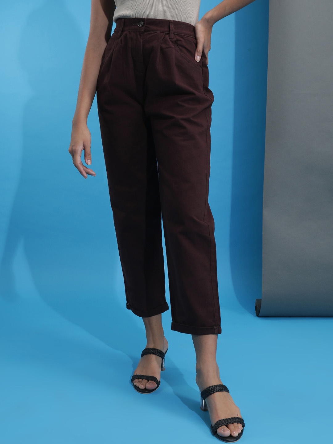 

Freehand by The Indian Garage Co Women Mid Rise Pleated Plain Twill Cropped Casual Trousers, Brown
