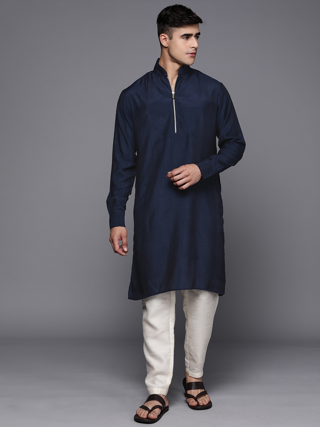 

Inddus Men Solid Straight Indigo Kurta, Navy blue