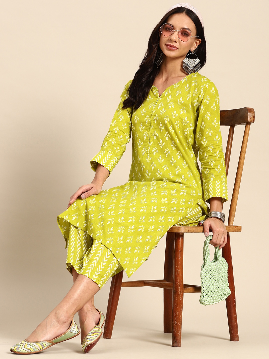 

Sangria Women Floral Printed Regular Pure Cotton Kurta with Trousers, Grey