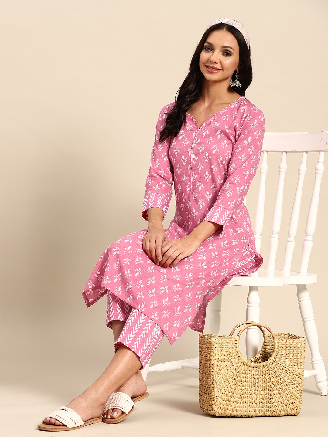 

Sangria Women Floral Printed Regular Pure Cotton Kurta with Trousers, Grey