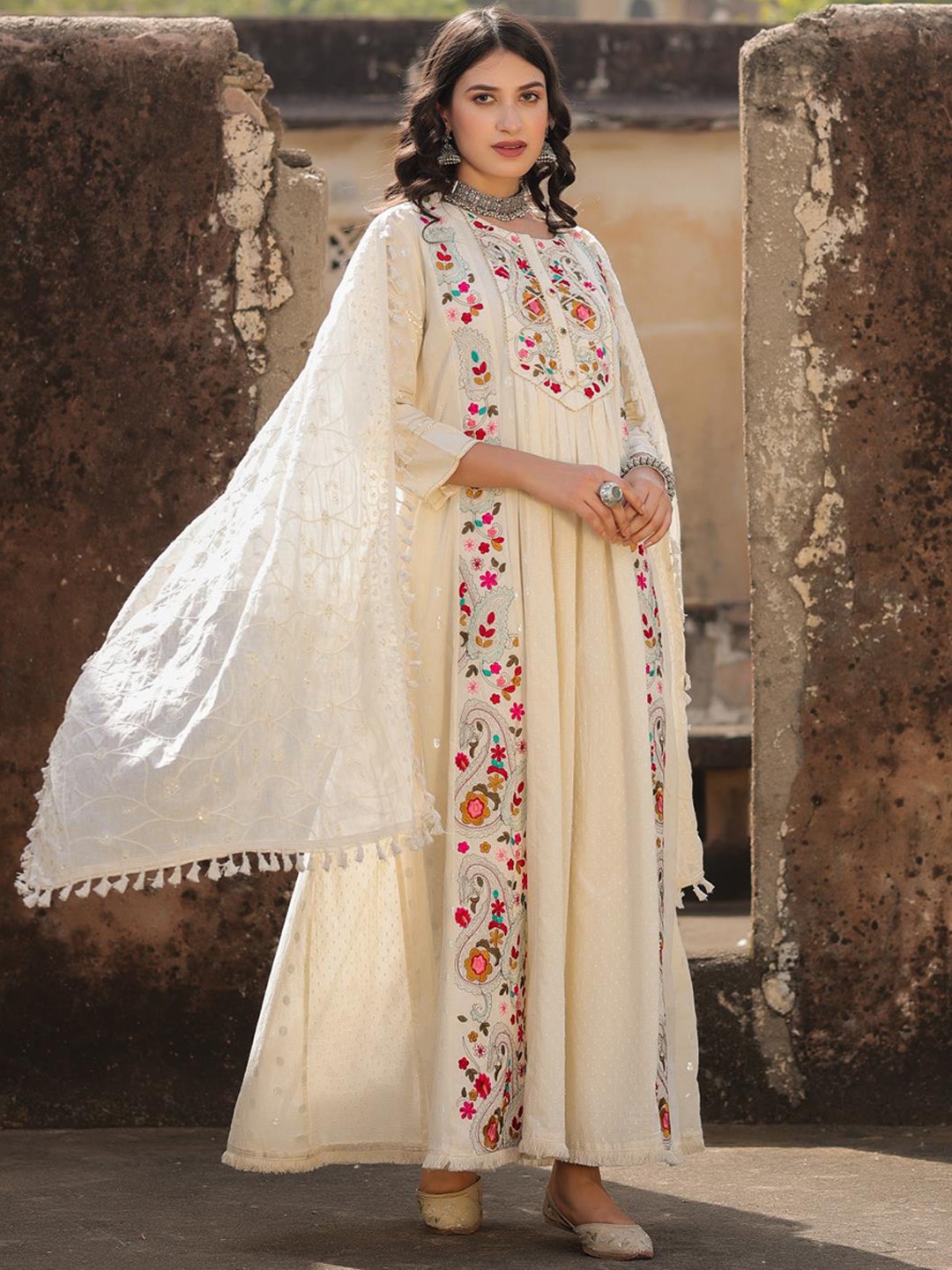 

SCAKHI Embellished Thread Work Sequinned Anarkali Kurta With Dupatta, Off white