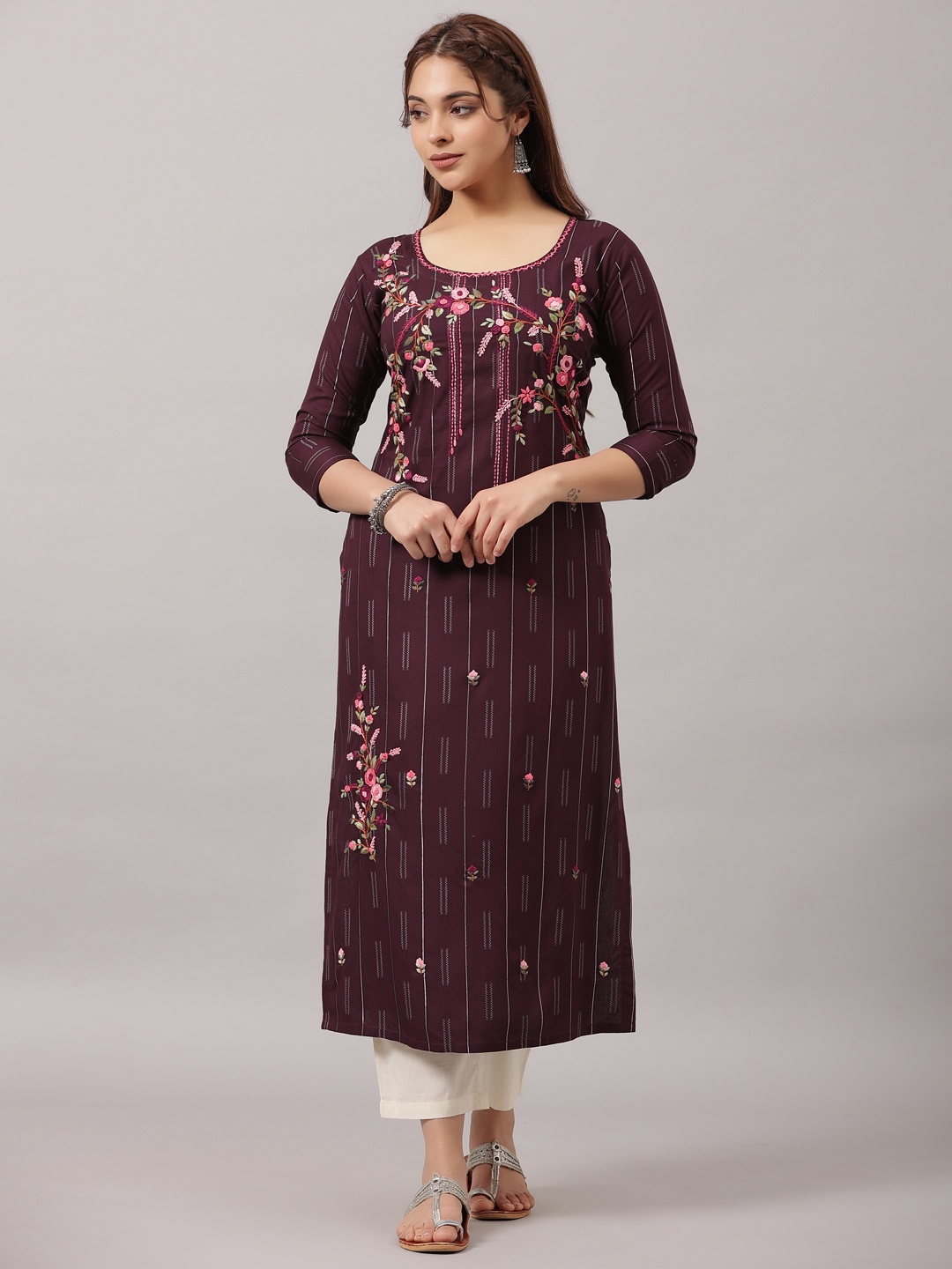 

Amchoor Floral Embroidered Sequined Straight Kurta, Purple
